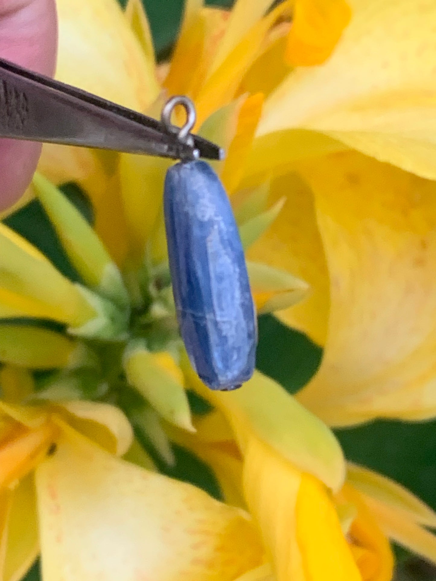Cyanite disthène, pendentif de 25 millimètres x10x5. Vendu avec ou sans cordon noir et réglable de 60 cm !