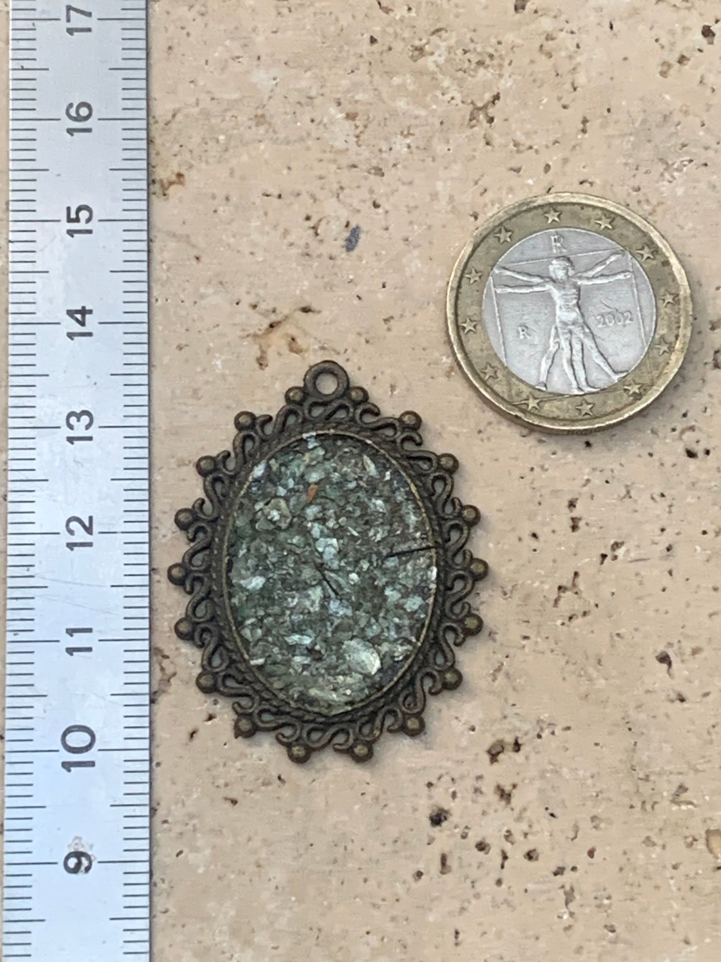 Fuchsite (micas vert), médaille monté par G & Z, de 36 mm de ht x30 x3. Vendu avec un cordon réglable de couleur noire !