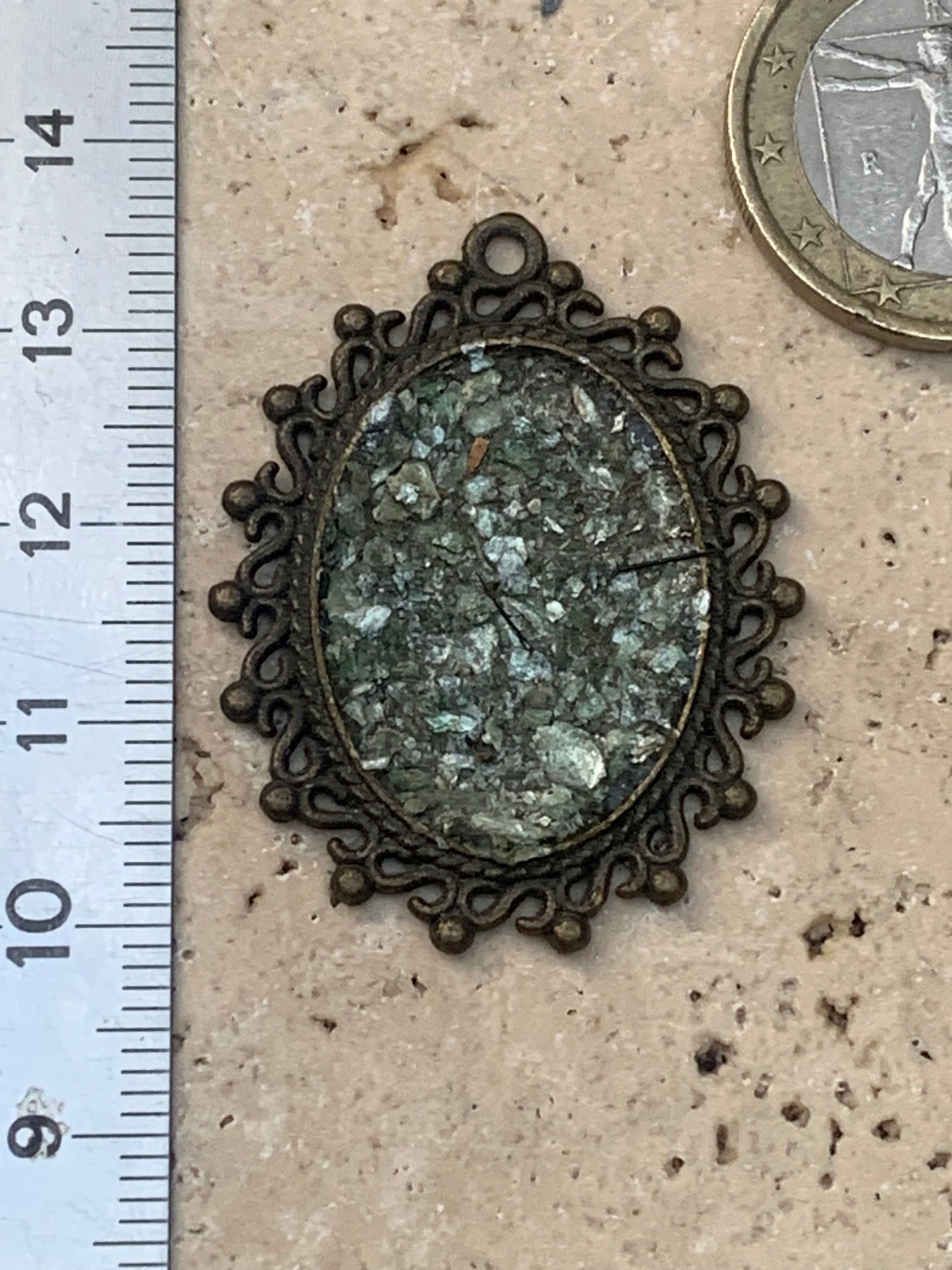 Fuchsite (micas vert), médaille monté par G & Z, de 36 mm de ht x30 x3. Vendu avec un cordon réglable de couleur noire !