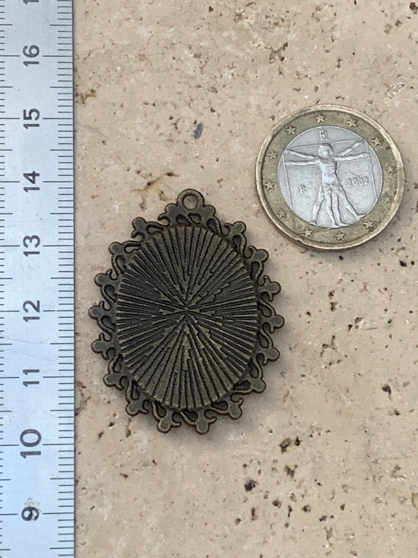 Fuchsite (micas vert), médaille monté par G & Z, de 36 mm de ht x30 x3. Vendu avec un cordon réglable de couleur noire !