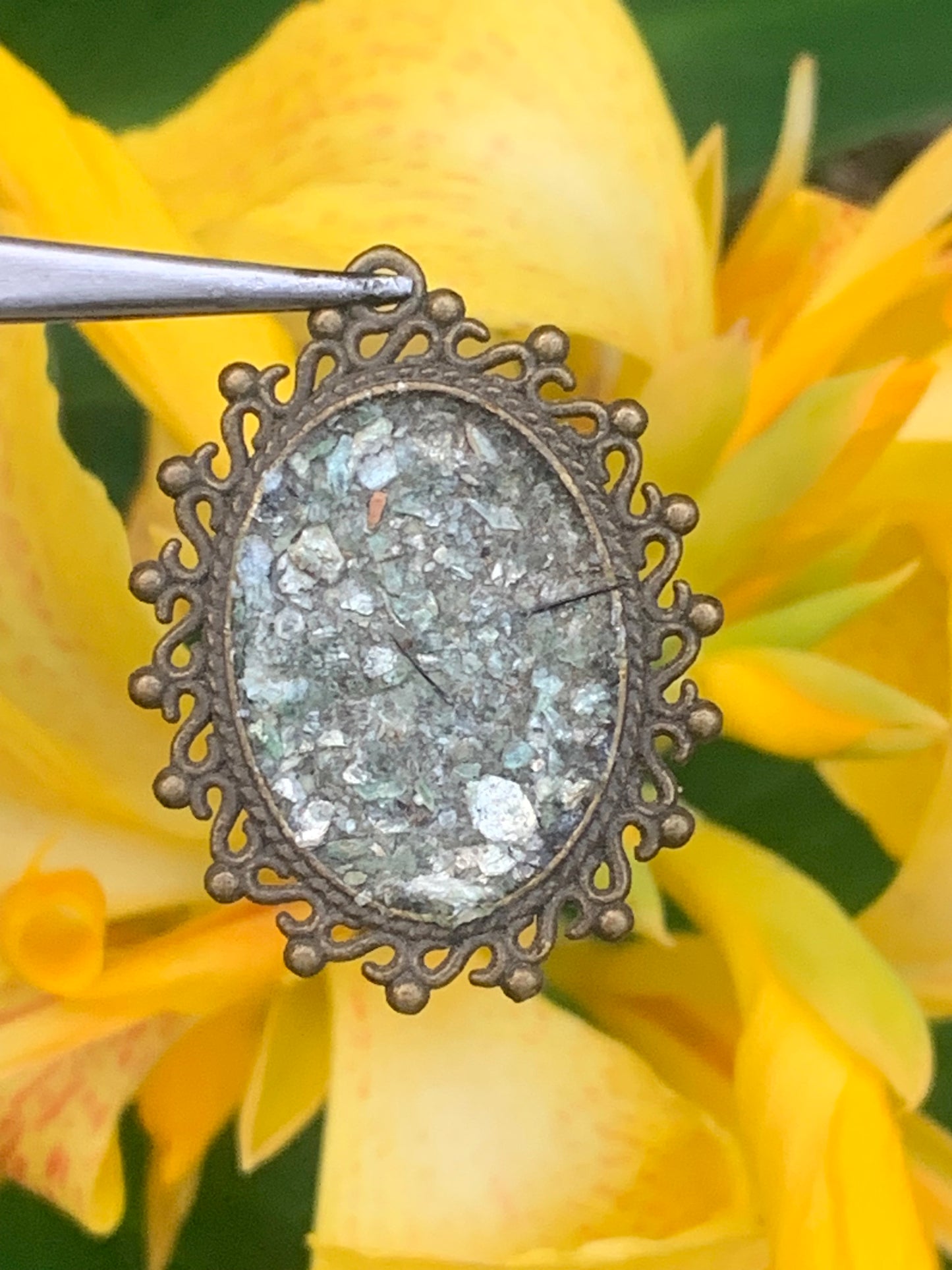Fuchsite (micas vert), médaille monté par G & Z, de 36 mm de ht x30 x3. Vendu avec un cordon réglable de couleur noire !