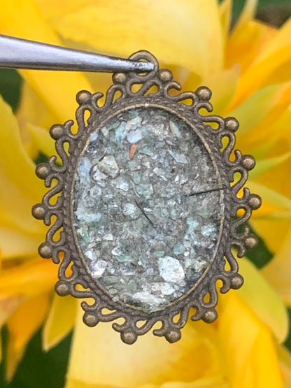 Fuchsite (micas vert), médaille monté par G & Z, de 36 mm de ht x30 x3. Vendu avec un cordon réglable de couleur noire !