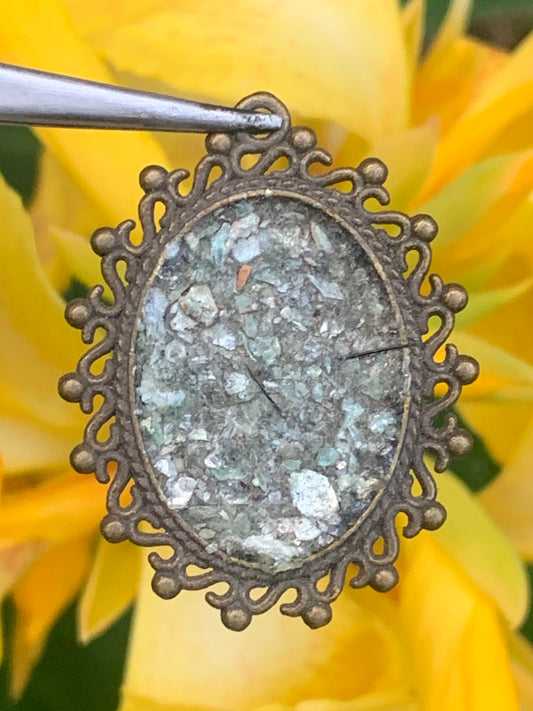 Fuchsite (micas vert), médaille monté par G & Z, de 36 mm de ht x30 x3. Vendu avec un cordon réglable de couleur noire !