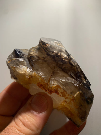 Quartz fumé (morion) à fenêtre ou quartz gwindel - Mont Blanc, France - 100 x 60 x 50 millimètres - 268,2 grammes !