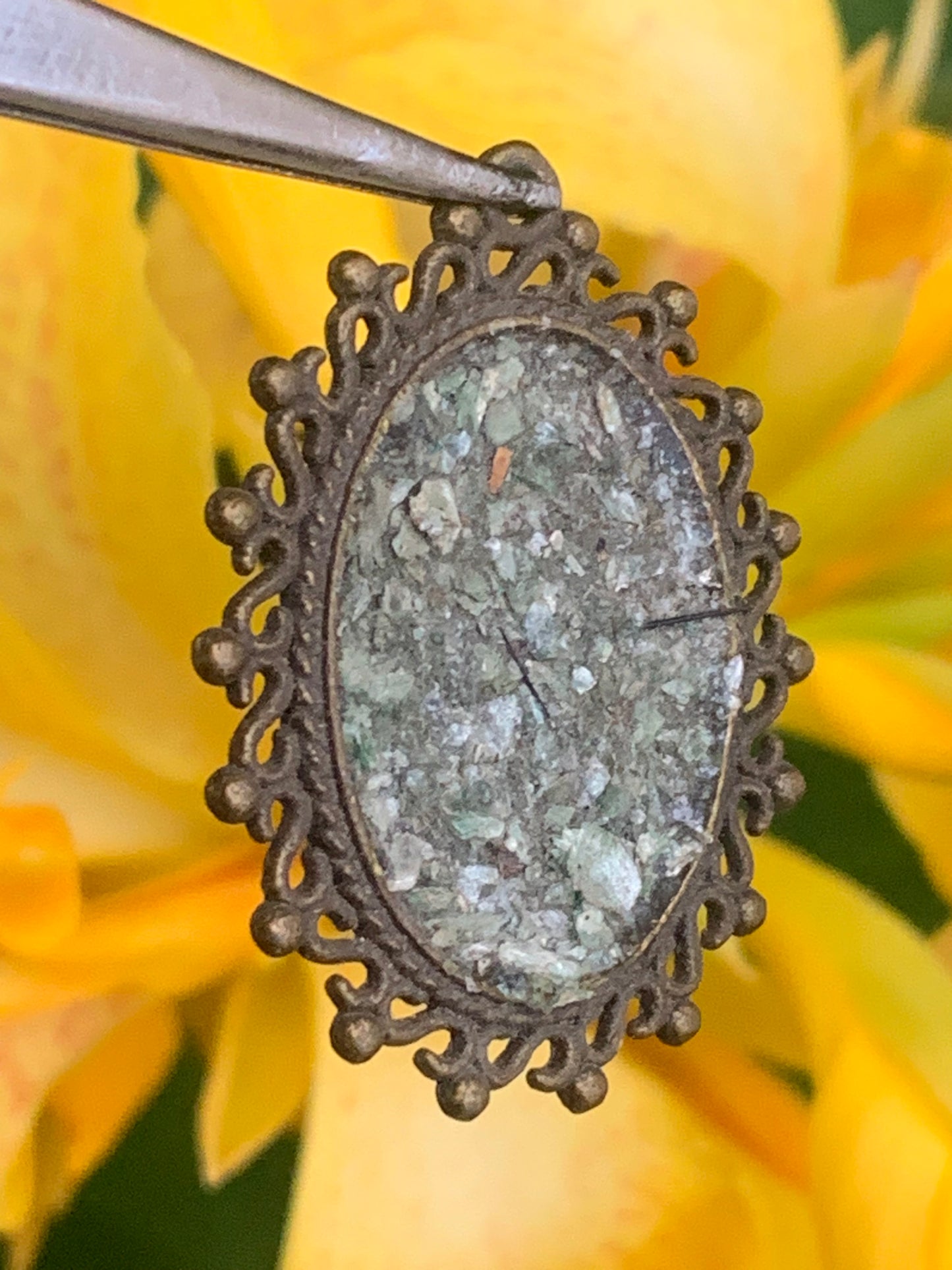Fuchsite (micas vert), médaille monté par G & Z, de 36 mm de ht x30 x3. Vendu avec un cordon réglable de couleur noire !