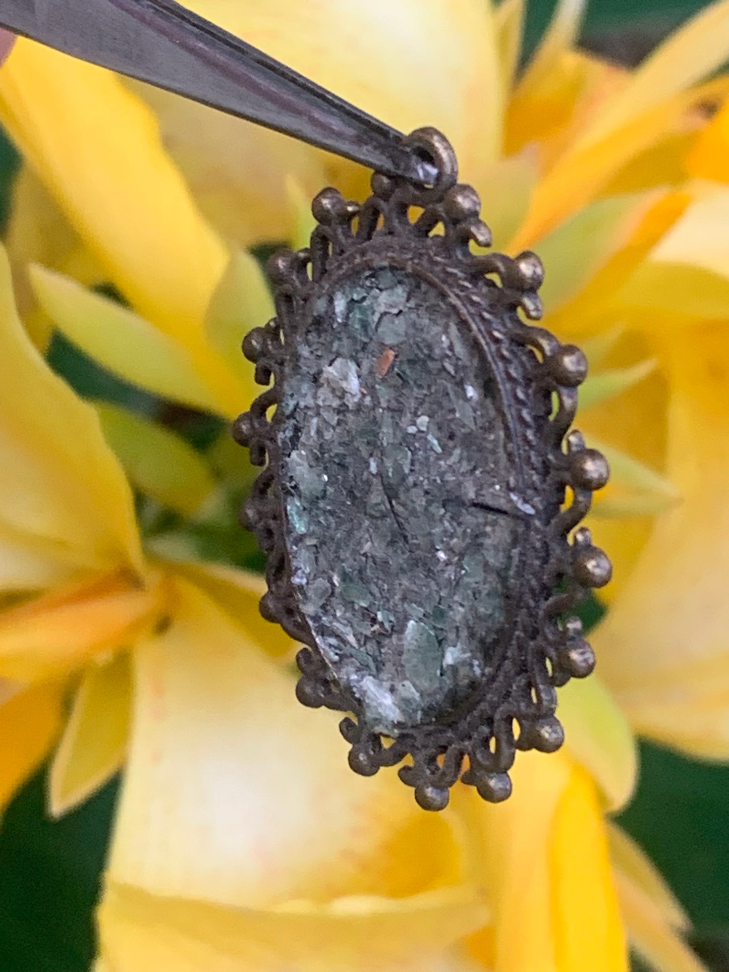 Fuchsite (micas vert), médaille monté par G & Z, de 36 mm de ht x30 x3. Vendu avec un cordon réglable de couleur noire !