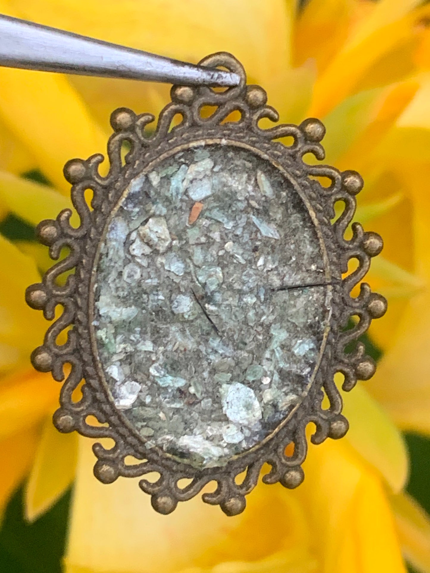 Fuchsite (micas vert), médaille monté par G & Z, de 36 mm de ht x30 x3. Vendu avec un cordon réglable de couleur noire !