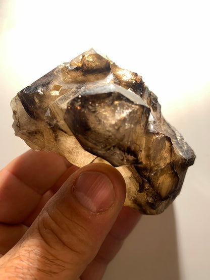 Quartz fumé (morion) à fenêtre ou quartz gwindel - Mont Blanc, France - 100 x 60 x 50 millimètres - 268,2 grammes !