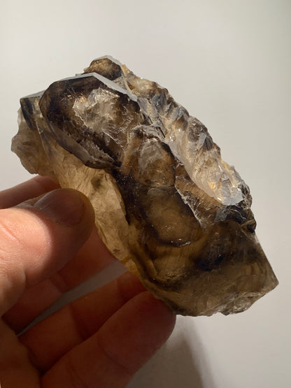 Quartz fumé (morion) à fenêtre ou quartz gwindel - Mont Blanc, France - 100 x 60 x 50 millimètres - 268,2 grammes !