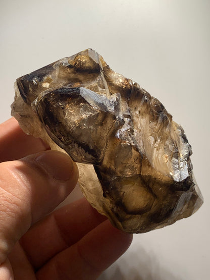 Quartz fumé (morion) à fenêtre ou quartz gwindel - Mont Blanc, France - 100 x 60 x 50 millimètres - 268,2 grammes !