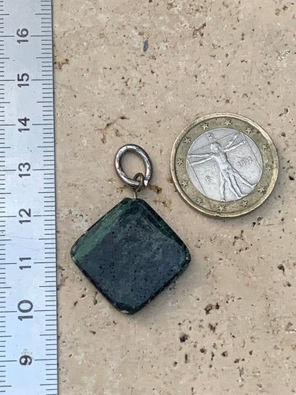 Zoisite, pendentif monté par Z° C°, de 37 mm de ht x25 x5. Vendu avec un cordon réglable de couleur noire !