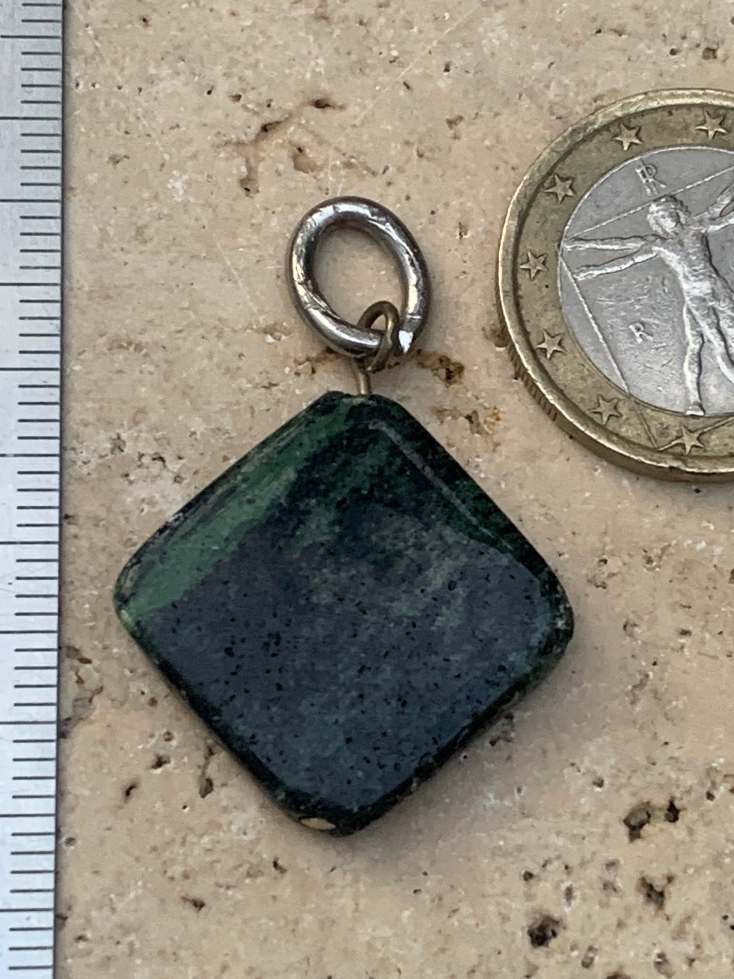Zoisite, pendentif monté par Z° C°, de 37 mm de ht x25 x5. Vendu avec un cordon réglable de couleur noire !