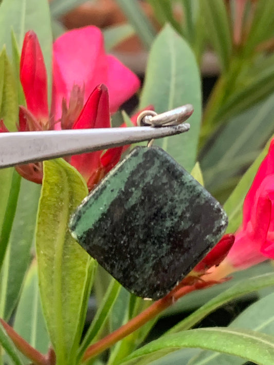 Zoisite, pendentif monté par Z° C°, de 37 mm de ht x25 x5. Vendu avec un cordon réglable de couleur noire !
