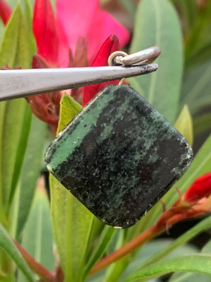Zoisite, pendentif monté par Z° C°, de 37 mm de ht x25 x5. Vendu avec un cordon réglable de couleur noire !