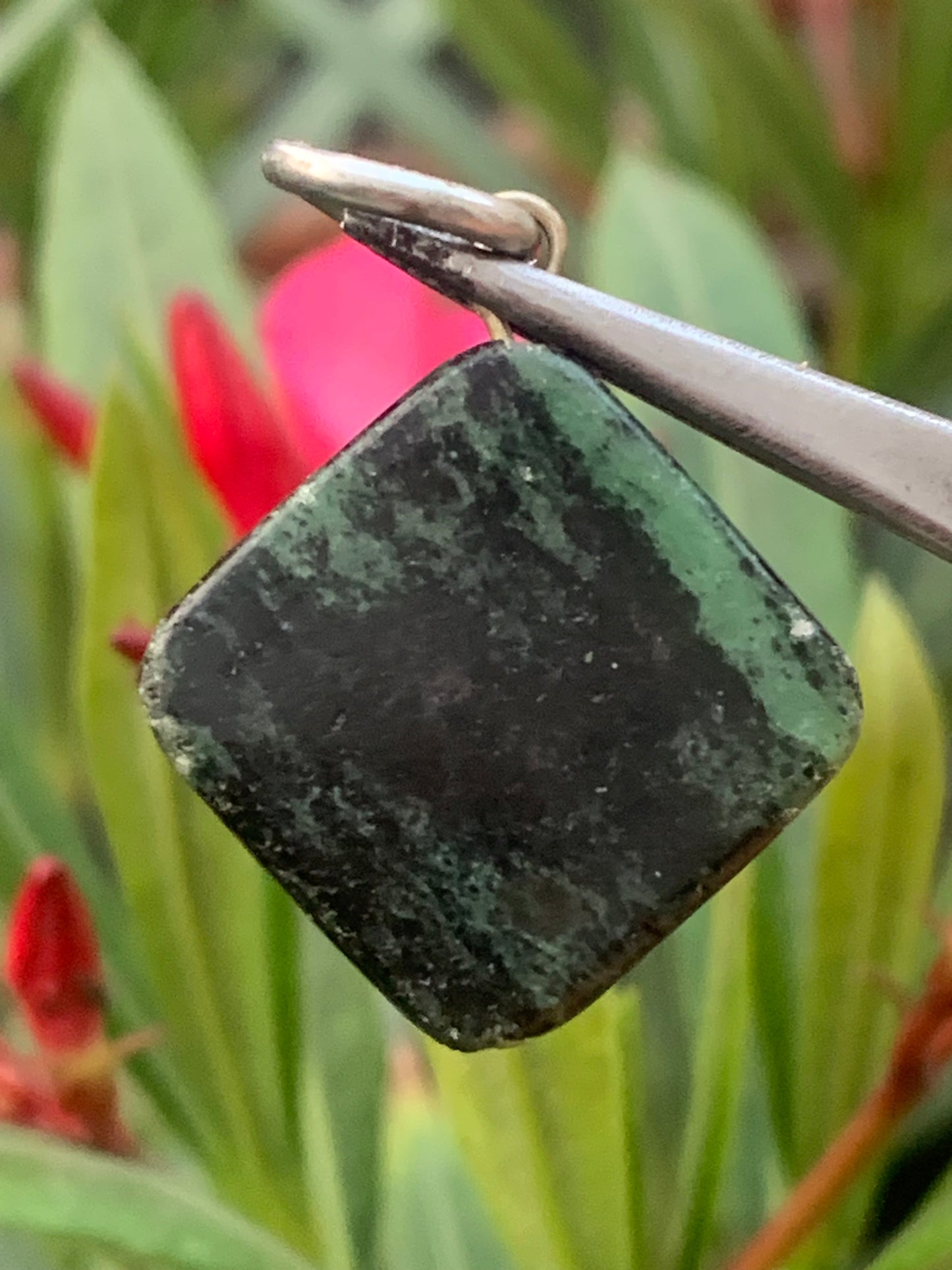 Zoisite, pendentif monté par Z° C°, de 37 mm de ht x25 x5. Vendu avec un cordon réglable de couleur noire !