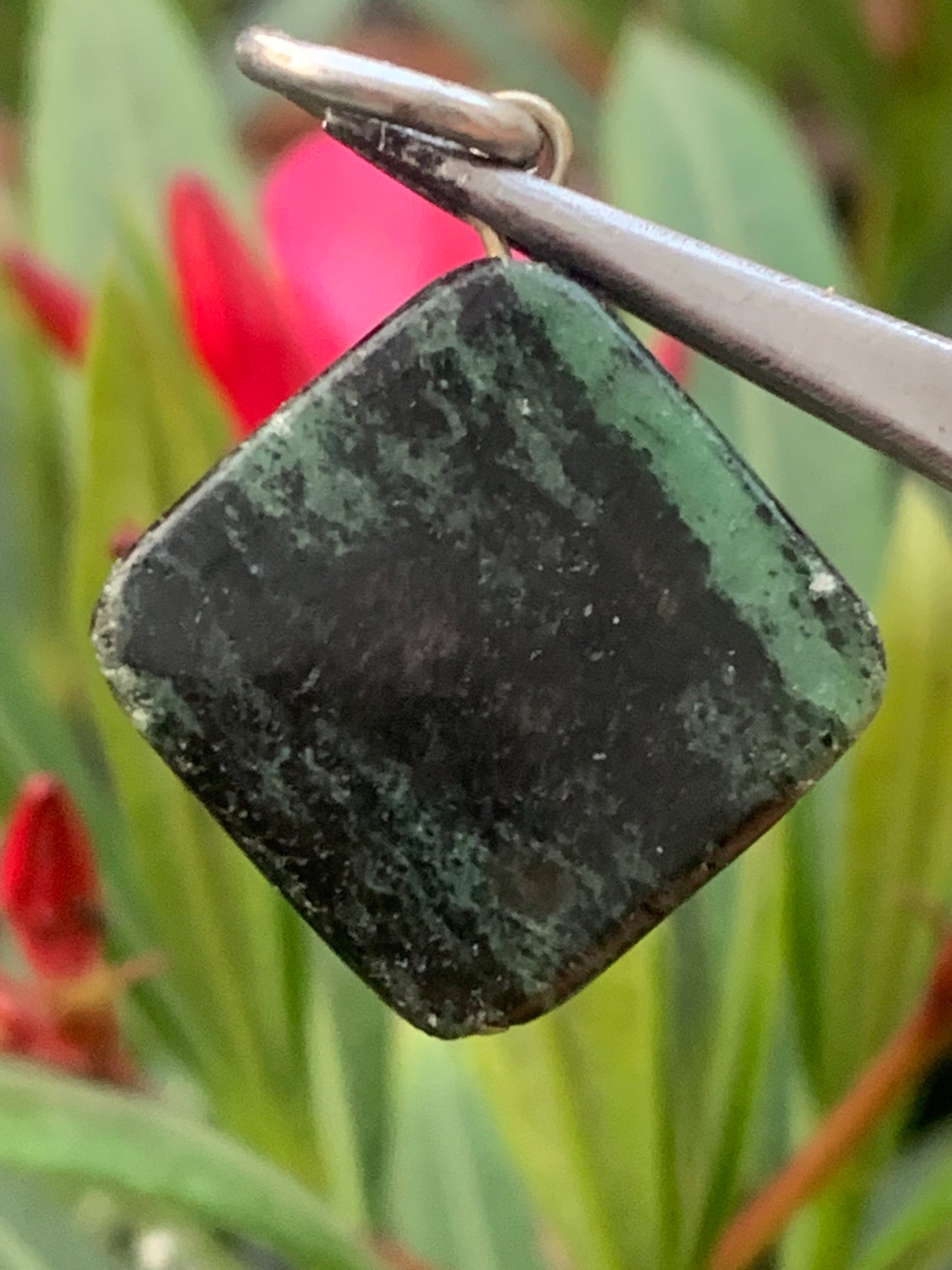 Zoisite, pendentif monté par Z° C°, de 37 mm de ht x25 x5. Vendu avec un cordon réglable de couleur noire !