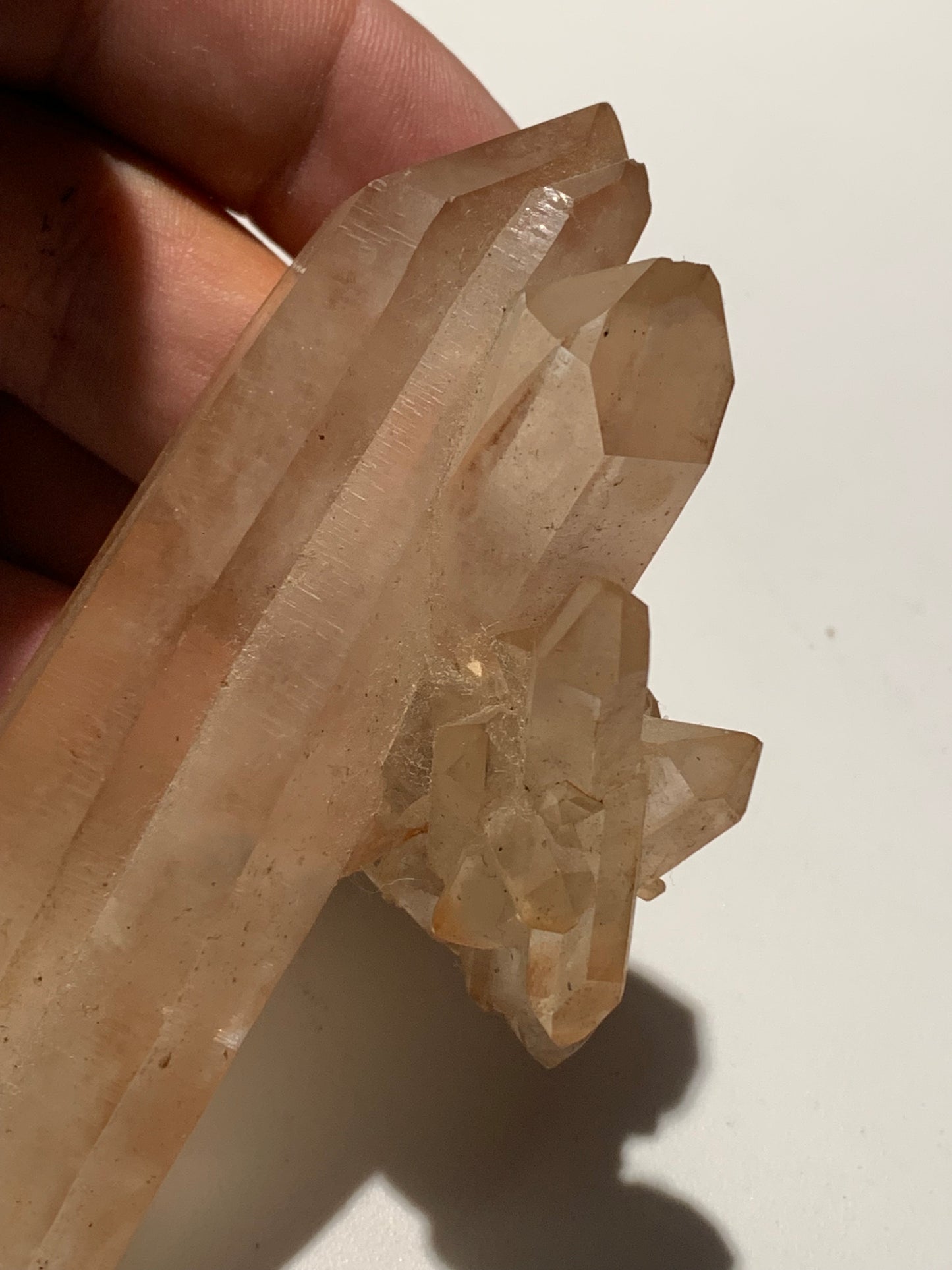 Cristal de roche - Pointe jumelée avec nid de cristaux - 104 L x 50 l x 32 mm - 134 grammes !