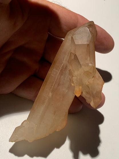 Cristal de roche - Pointe jumelée avec nid de cristaux - 104 L x 50 l x 32 mm - 134 grammes !