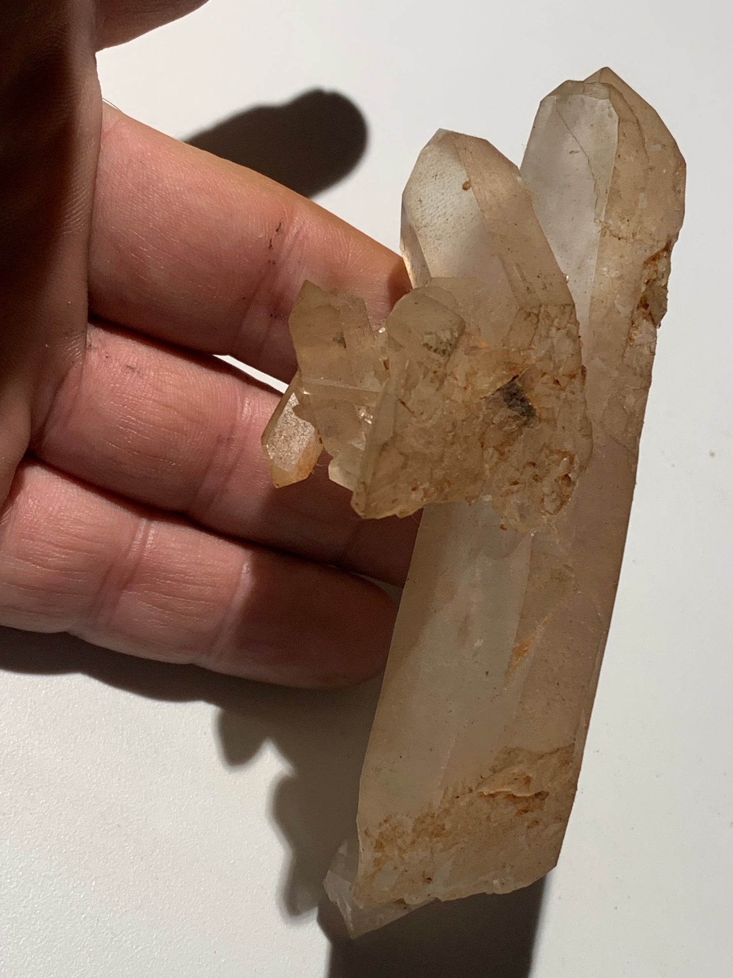 Cristal de roche - Pointe jumelée avec nid de cristaux - 104 L x 50 l x 32 mm - 134 grammes !