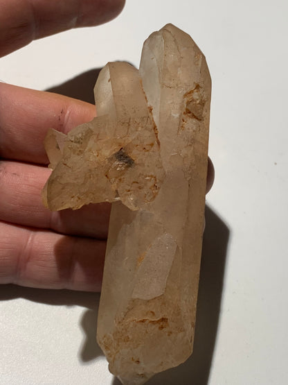 Cristal de roche - Pointe jumelée avec nid de cristaux - 104 L x 50 l x 32 mm - 134 grammes !