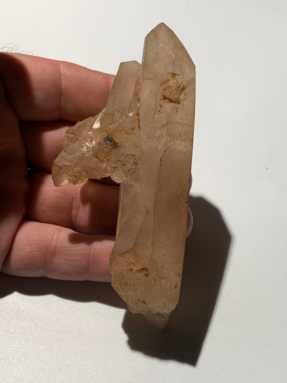 Cristal de roche - Pointe jumelée avec nid de cristaux - 104 L x 50 l x 32 mm - 134 grammes !