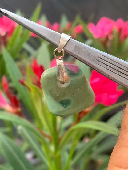 Rubis sur Fuchsite (micas vert), monté par G & Z, de 32 mm de ht x20 x5. Vendu avec un cordon réglable de couleur noire !