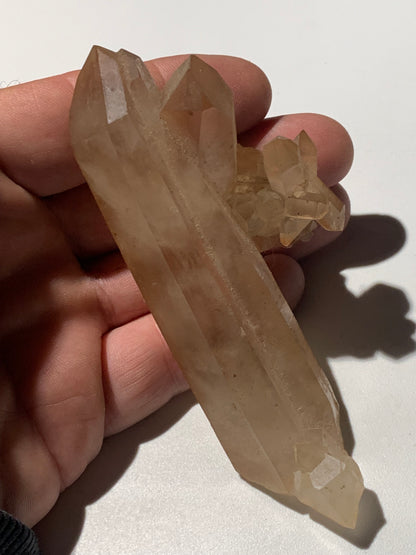 Cristal de roche - Pointe jumelée avec nid de cristaux - 104 L x 50 l x 32 mm - 134 grammes !