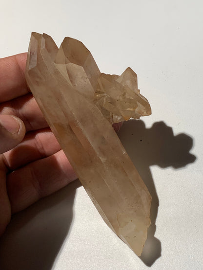 Cristal de roche - Pointe jumelée avec nid de cristaux - 104 L x 50 l x 32 mm - 134 grammes !