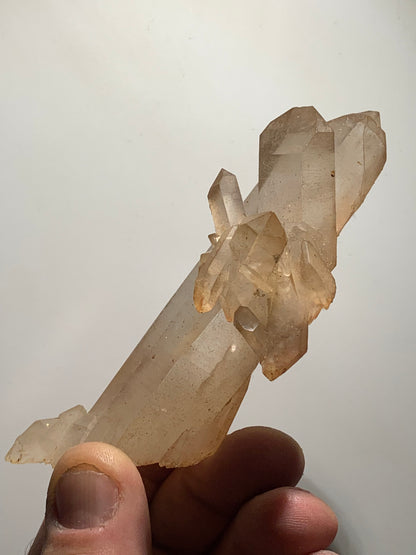 Cristal de roche - Pointe jumelée avec nid de cristaux - 104 L x 50 l x 32 mm - 134 grammes !