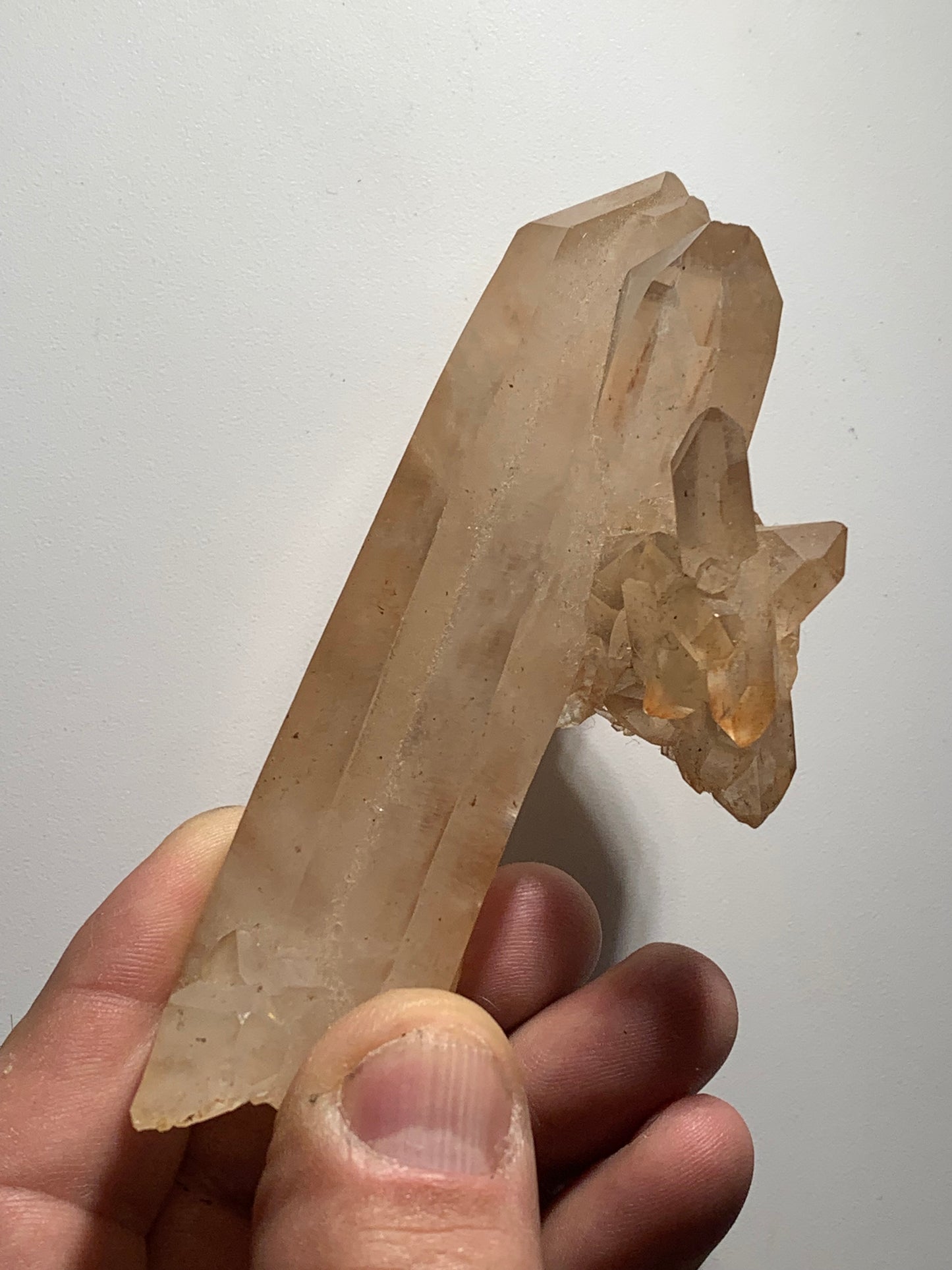 Cristal de roche - Pointe jumelée avec nid de cristaux - 104 L x 50 l x 32 mm - 134 grammes !