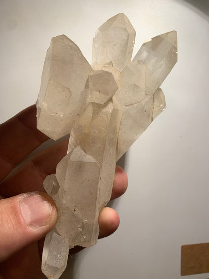 Cristal de roche - Amas de cristaux de 4 à 9 cm - 128 L x 70 l x 42 mm - 235,7 grammes - Belle pièce !