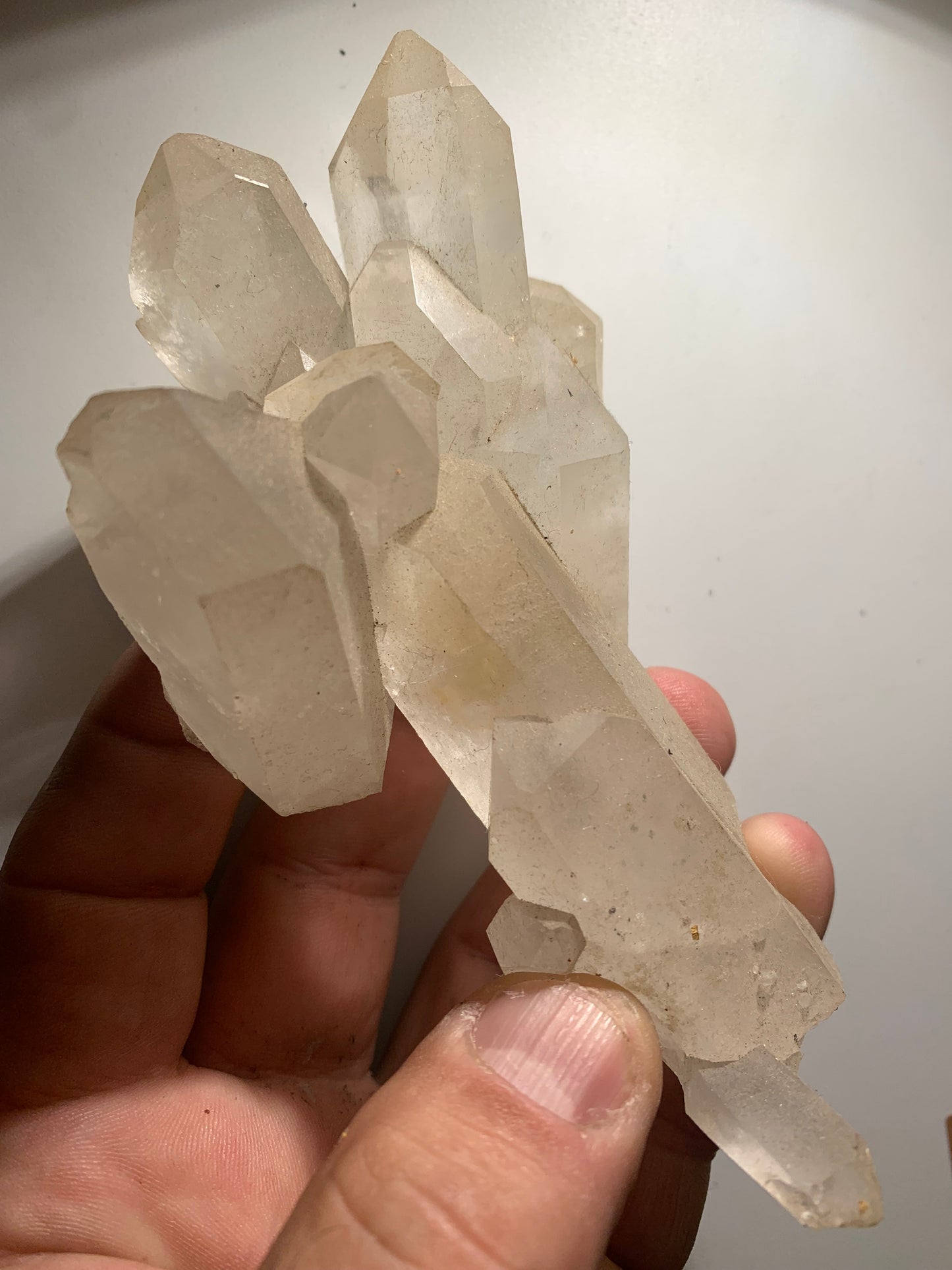 Cristal de roche - Amas de cristaux de 4 à 9 cm - 128 L x 70 l x 42 mm - 235,7 grammes - Belle pièce !