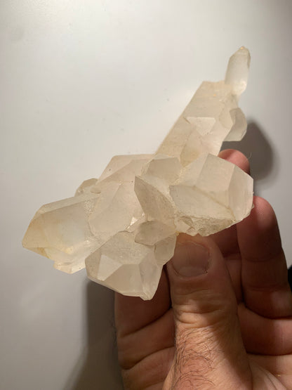 Cristal de roche - Amas de cristaux de 4 à 9 cm - 128 L x 70 l x 42 mm - 235,7 grammes - Belle pièce !