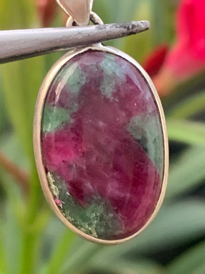 Rubis sur Fuchsite (micas vert), pendentif en Argent de 32 mm de ht x15 x5. Vendu avec un cordon réglable de couleur noire !