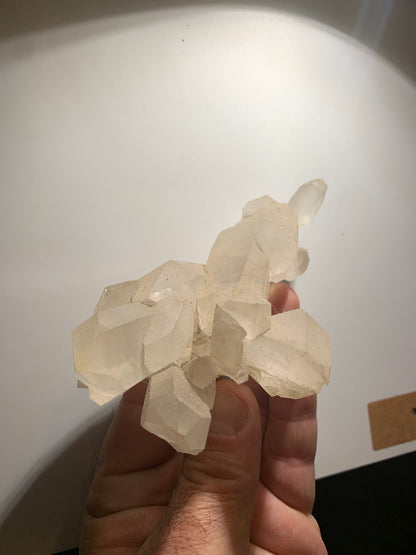 Cristal de roche - Amas de cristaux de 4 à 9 cm - 128 L x 70 l x 42 mm - 235,7 grammes - Belle pièce !