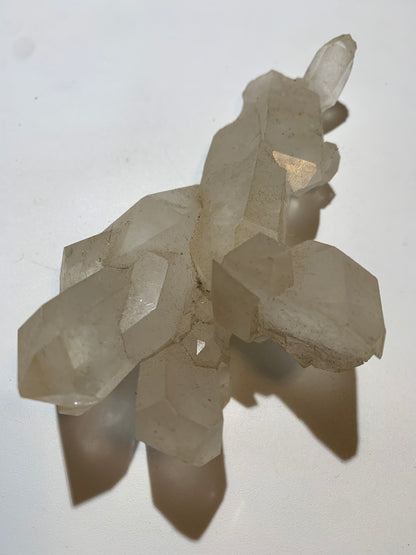 Cristal de roche - Amas de cristaux de 4 à 9 cm - 128 L x 70 l x 42 mm - 235,7 grammes - Belle pièce !