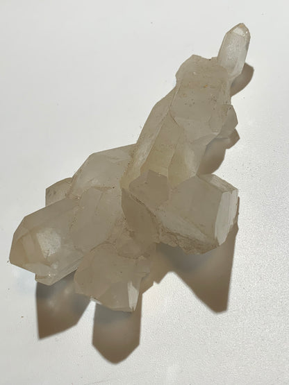 Cristal de roche - Amas de cristaux de 4 à 9 cm - 128 L x 70 l x 42 mm - 235,7 grammes - Belle pièce !