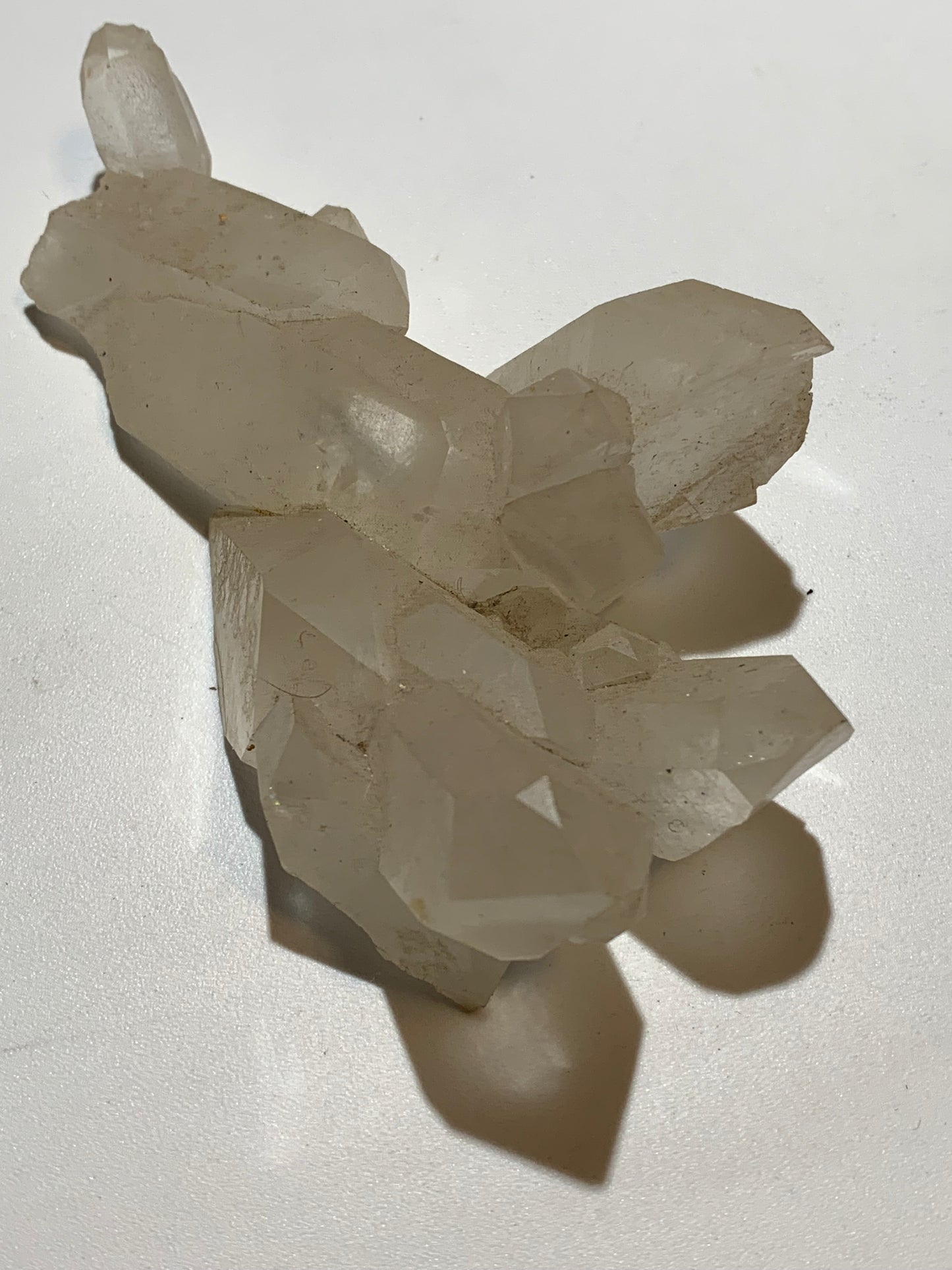 Cristal de roche - Amas de cristaux de 4 à 9 cm - 128 L x 70 l x 42 mm - 235,7 grammes - Belle pièce !