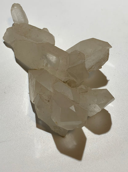 Cristal de roche - Amas de cristaux de 4 à 9 cm - 128 L x 70 l x 42 mm - 235,7 grammes - Belle pièce !