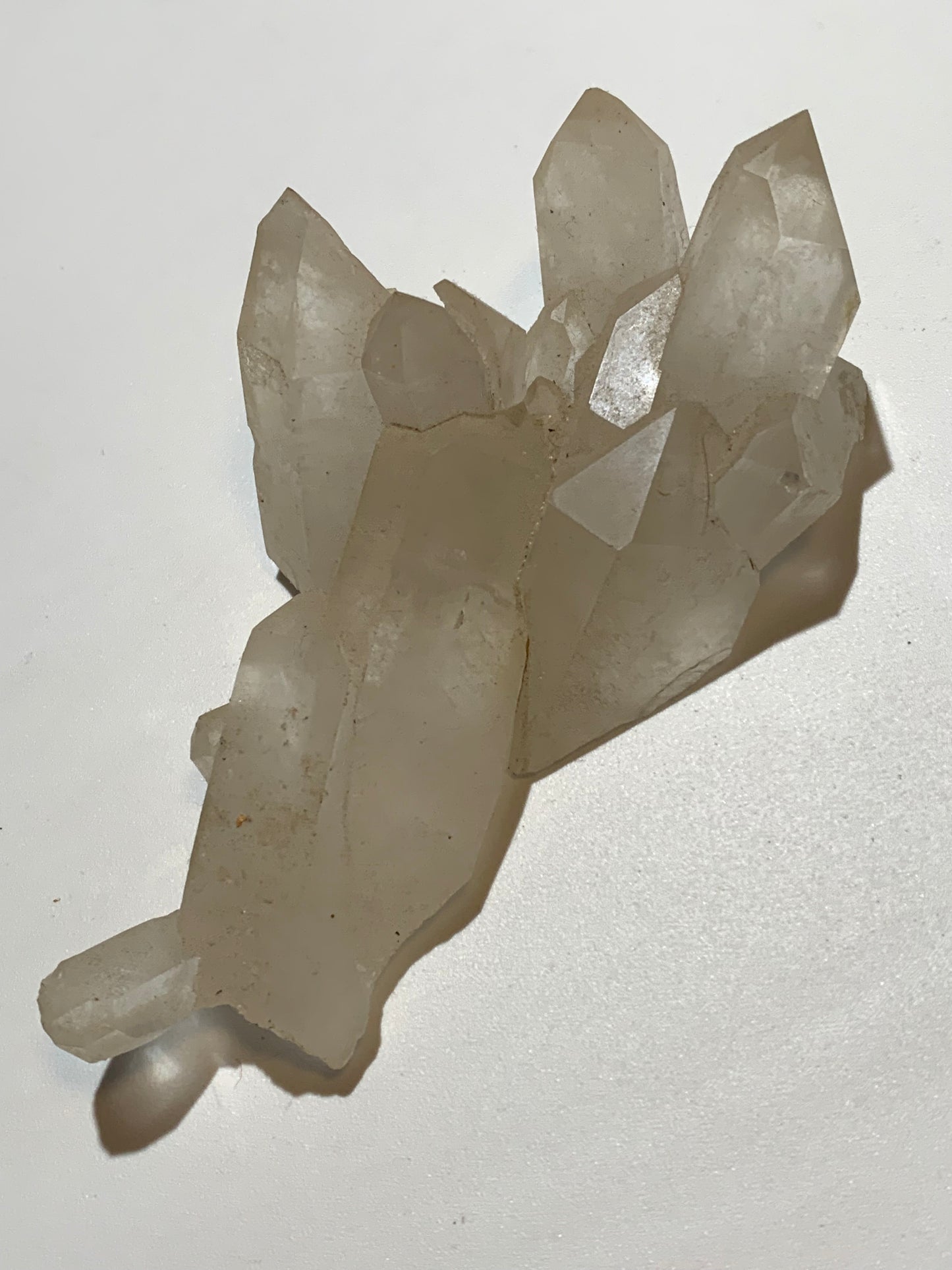 Cristal de roche - Amas de cristaux de 4 à 9 cm - 128 L x 70 l x 42 mm - 235,7 grammes - Belle pièce !