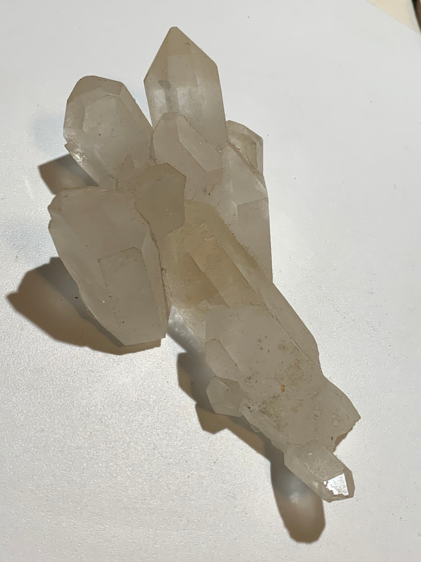 Cristal de roche - Amas de cristaux de 4 à 9 cm - 128 L x 70 l x 42 mm - 235,7 grammes - Belle pièce !