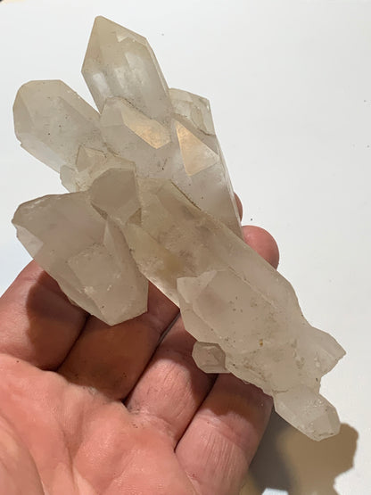 Cristal de roche - Amas de cristaux de 4 à 9 cm - 128 L x 70 l x 42 mm - 235,7 grammes - Belle pièce !