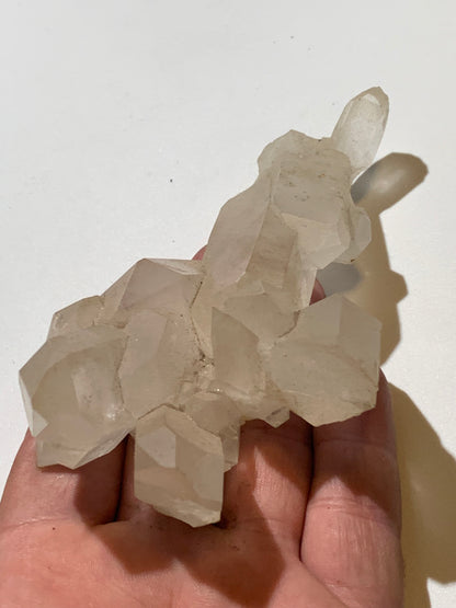 Cristal de roche - Amas de cristaux de 4 à 9 cm - 128 L x 70 l x 42 mm - 235,7 grammes - Belle pièce !