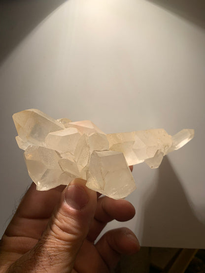 Cristal de roche - Amas de cristaux de 4 à 9 cm - 128 L x 70 l x 42 mm - 235,7 grammes - Belle pièce !