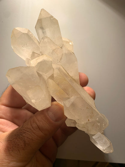 Cristal de roche - Amas de cristaux de 4 à 9 cm - 128 L x 70 l x 42 mm - 235,7 grammes - Belle pièce !