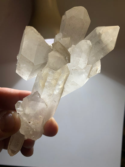 Cristal de roche - Amas de cristaux de 4 à 9 cm - 128 L x 70 l x 42 mm - 235,7 grammes - Belle pièce !