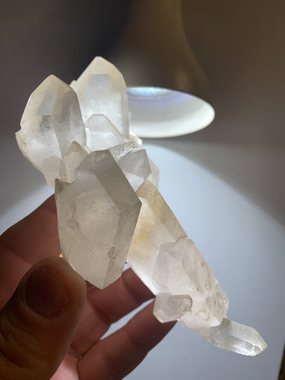 Cristal de roche - Amas de cristaux de 4 à 9 cm - 128 L x 70 l x 42 mm - 235,7 grammes - Belle pièce !