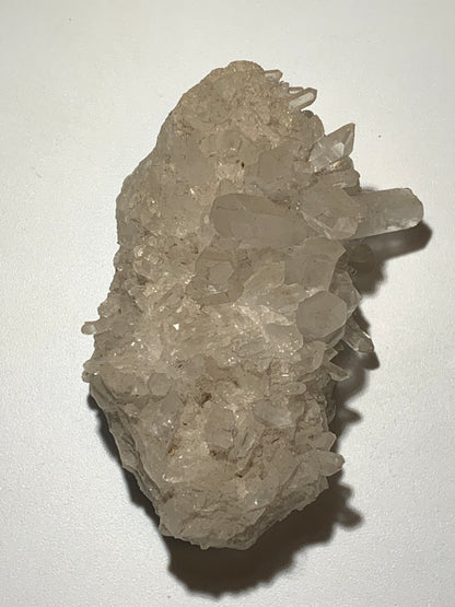 Cristal de roche/ druse de petits cristaux - 97 L x 65 l x 46 mm - 237 grammes - Très belle pureté !