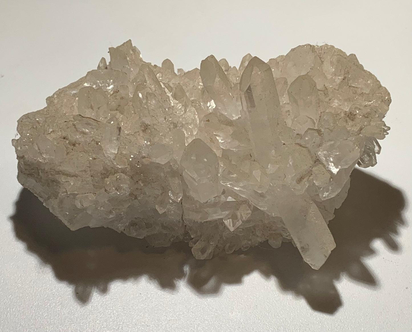 Cristal de roche/ druse de petits cristaux - 97 L x 65 l x 46 mm - 237 grammes - Très belle pureté !