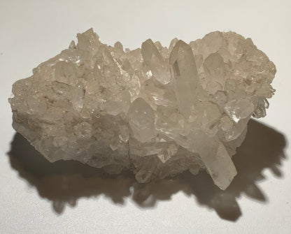 Cristal de roche/ druse de petits cristaux - 97 L x 65 l x 46 mm - 237 grammes - Très belle pureté !